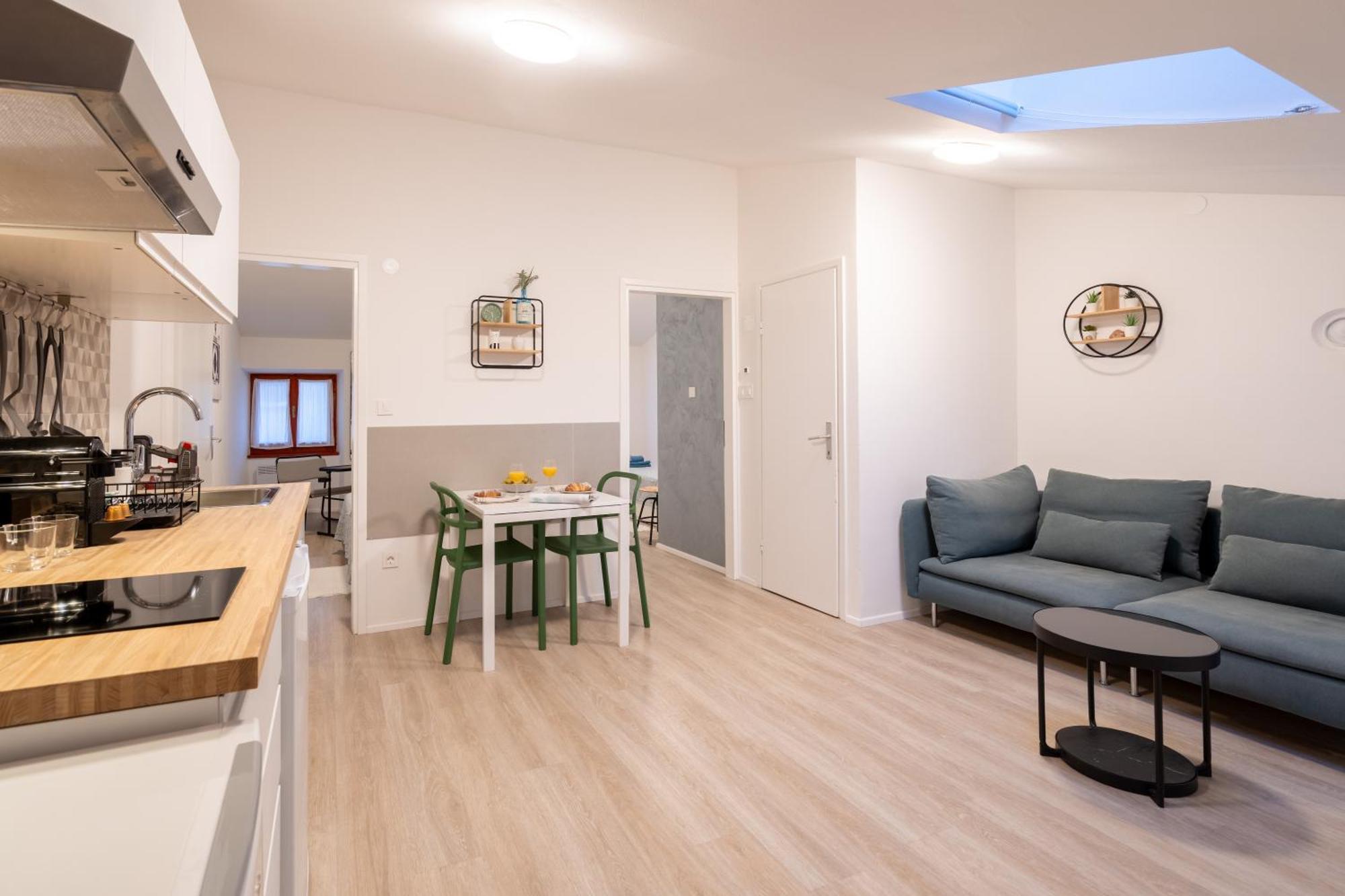 Loft With 2 Bedrooms - Historical District Ровин Екстериор снимка